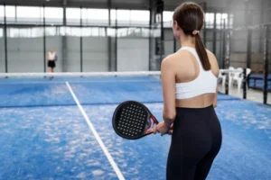 Olahraga padel di lapangan outdoor